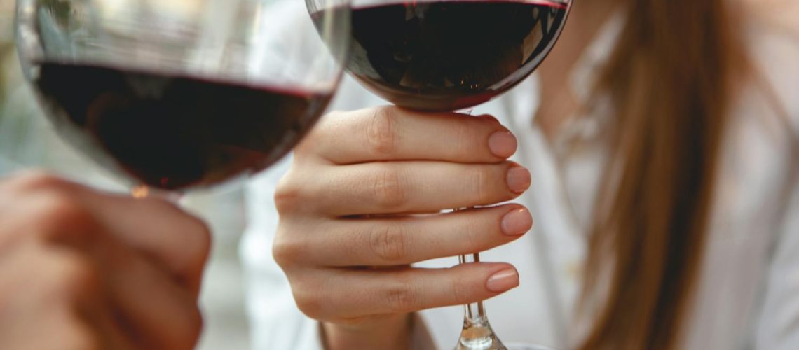 Peut-on boire de l’alcool quand on est sous cortisone ? Quels risques ? Peut-on boire de l'alcool quand on est sous cortisone ? Quels risques ?